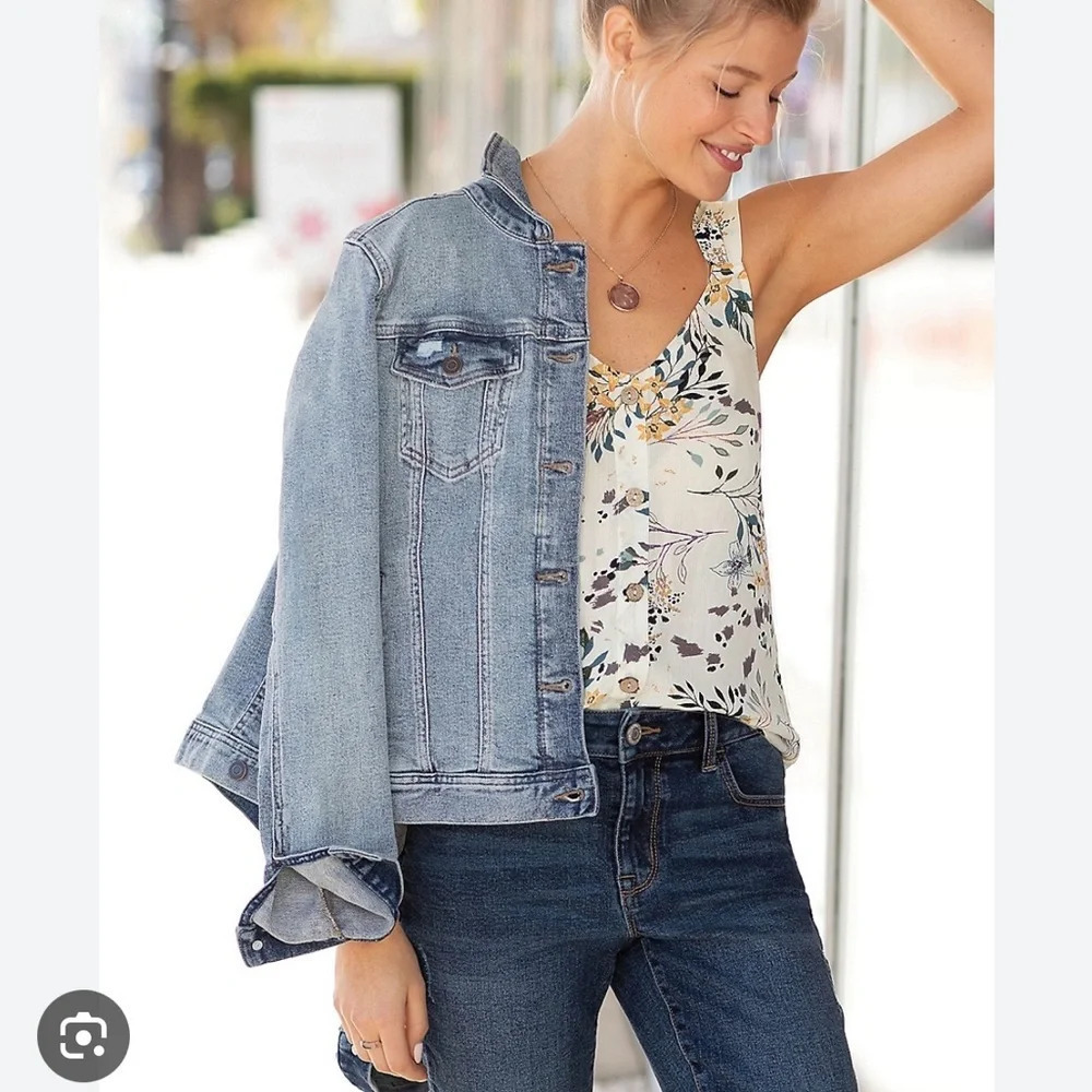 Maurices Medium Sandblast Wash Vintage Destructed Denim Jacket Medium Women’s
